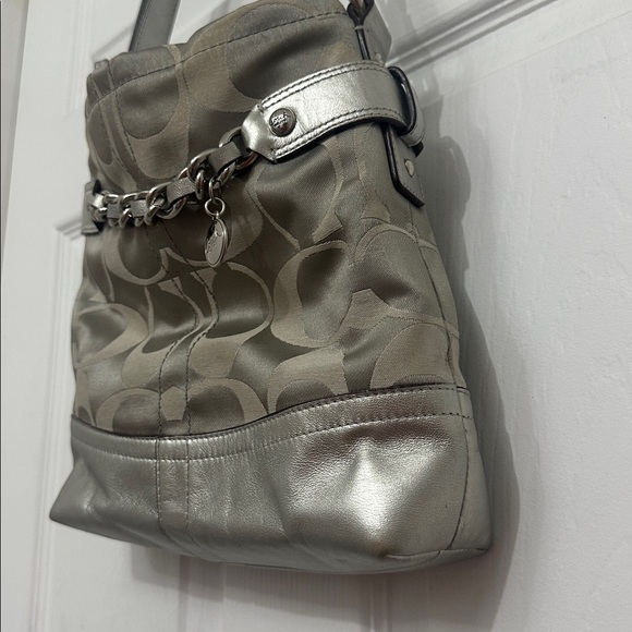 Coach Stylish Gray Handbag with Chain Detail - Picture 4 of 5
